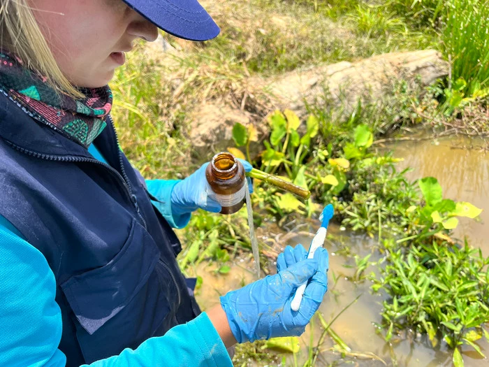 Profesional desarrollando trabajo ambiental en campo